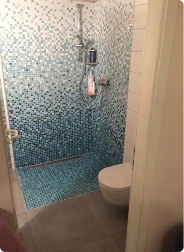 Badezimmer mit Mosaikfliesen