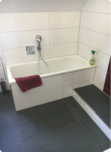 Saniertes Badezimmer mit Badewanne