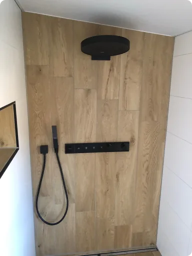 Ebenerdige Dusche mit Wand in Holzoptik