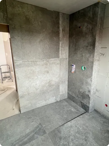Ebenerdige Dusche mit großformatigen Fliesen