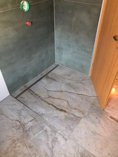 Ebenerdige Dusche mit Natursteinoptik