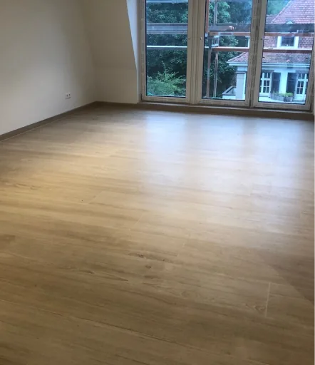 Fliesenboden in Holzoptik