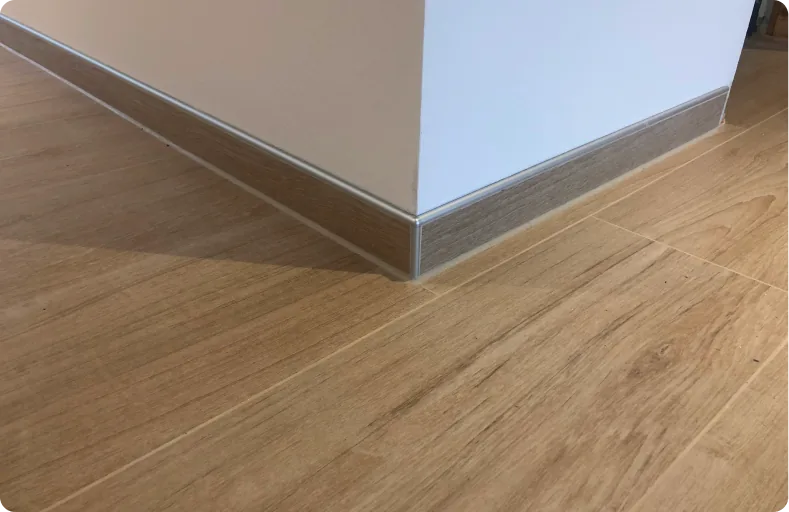 Sockelleiste aus Fliesen in Holzoptik